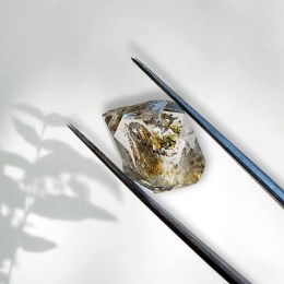 herkimer-marmarossky-diamant-s-petroleumom-surovy-0-83g-02