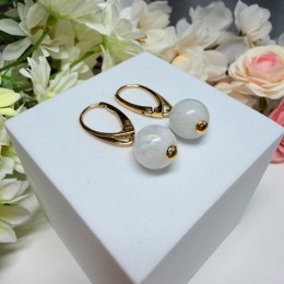 mesacny-kamen-biely-visiace-nausnice-v-pozlatenom-striebre-o-gul-10-mm-01