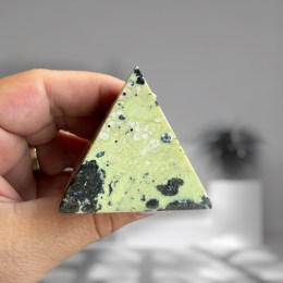 serpentin-pyramida-4-6x4-6-cm-03