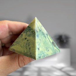 serpentin-pyramida-4-6x4-6-cm-
