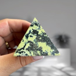 serpentin-pyramida-4-8x4-9-cm-01