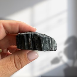 skoryl-cierny-turmalin-surovy-kamen-52-69-g-01