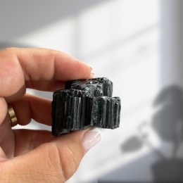 skoryl-cierny-turmalin-surovy-kamen-62-33-g-03